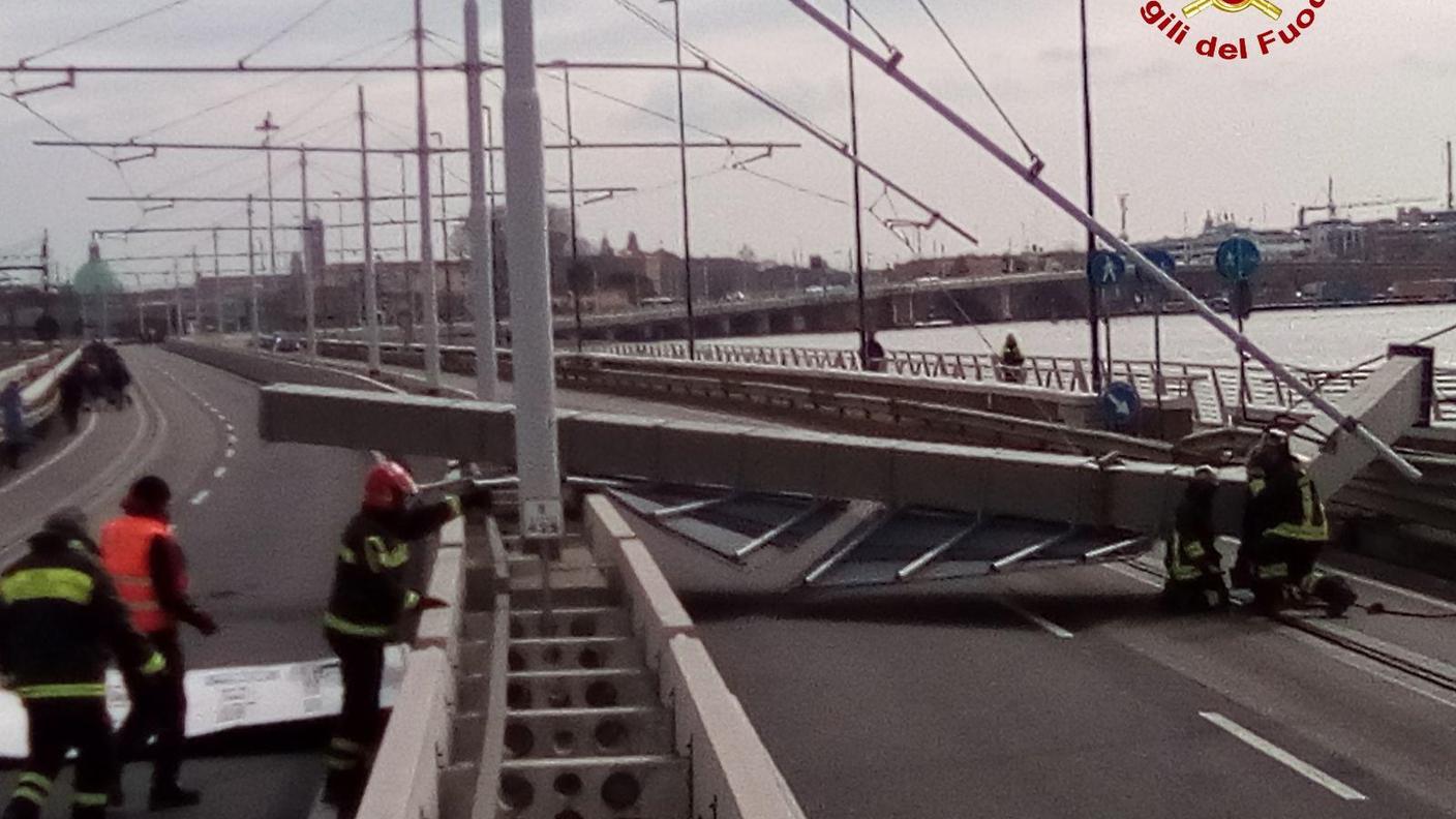 I vigili del fuoco veneziani all'opera per rimuovere il pilone crollato sul Ponte della Libertà