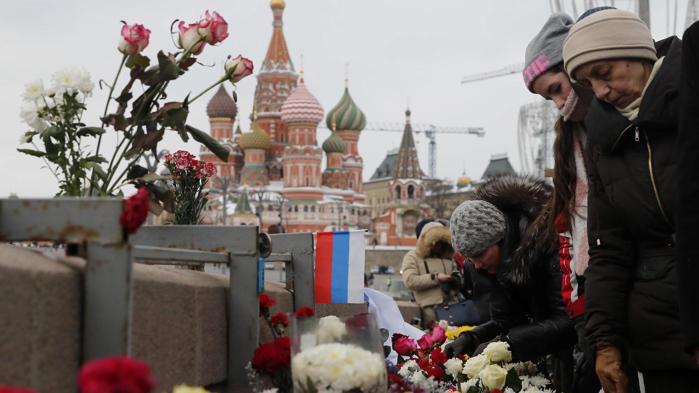 In tanti hanno ricordato in silenzio l'assassinio di Nemtsov non lontano dal Cremlino