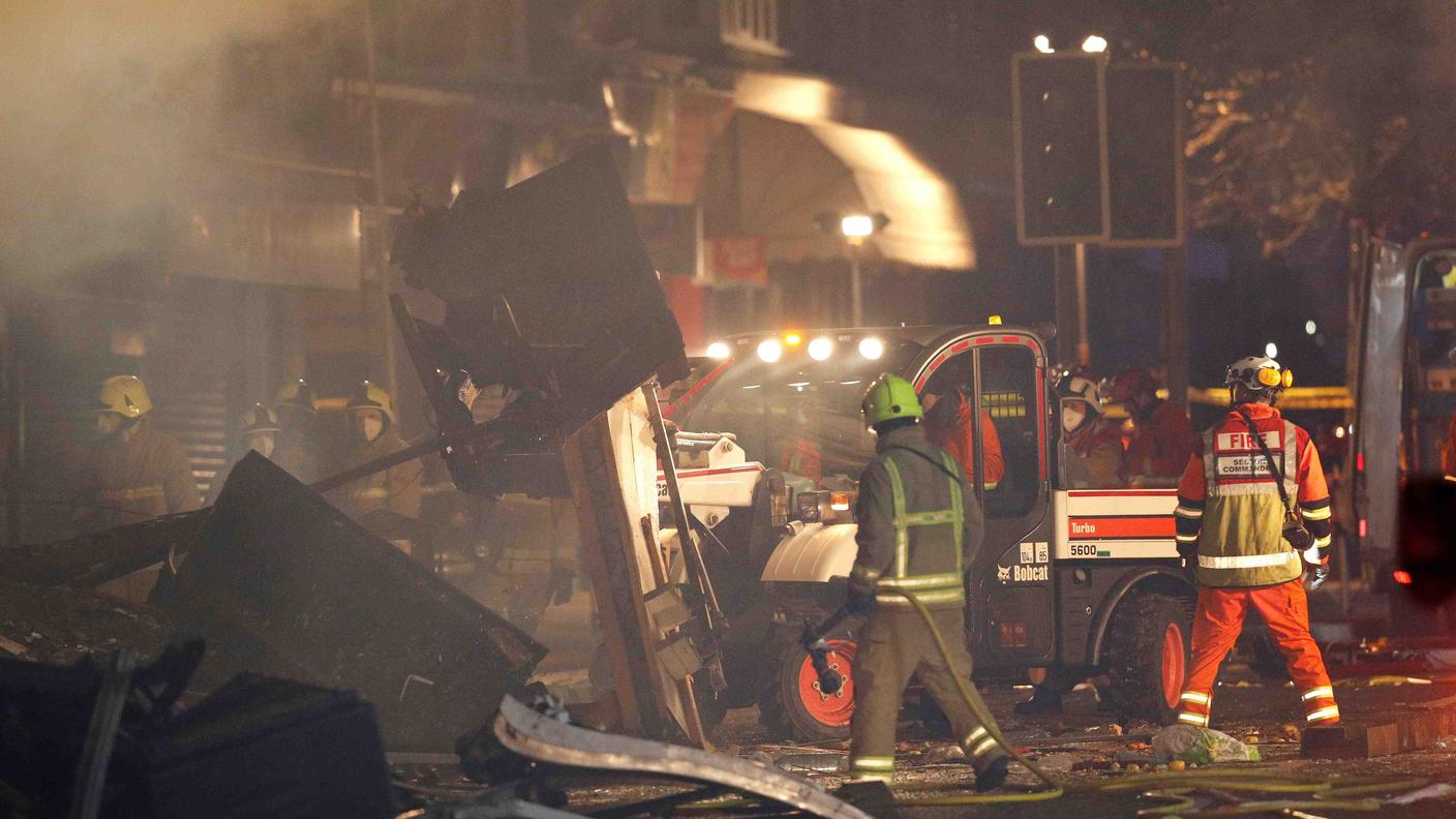 I pompieri al lavoro tra le macerie dell'edificio esploso domenica in serata a Leicester