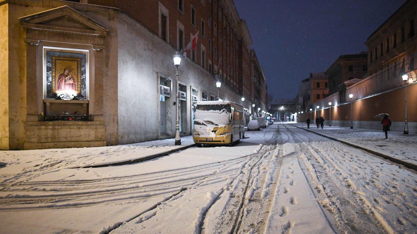 Una strada di Roma imbiancata dalla neve nelle prime ore di lunedì mattina