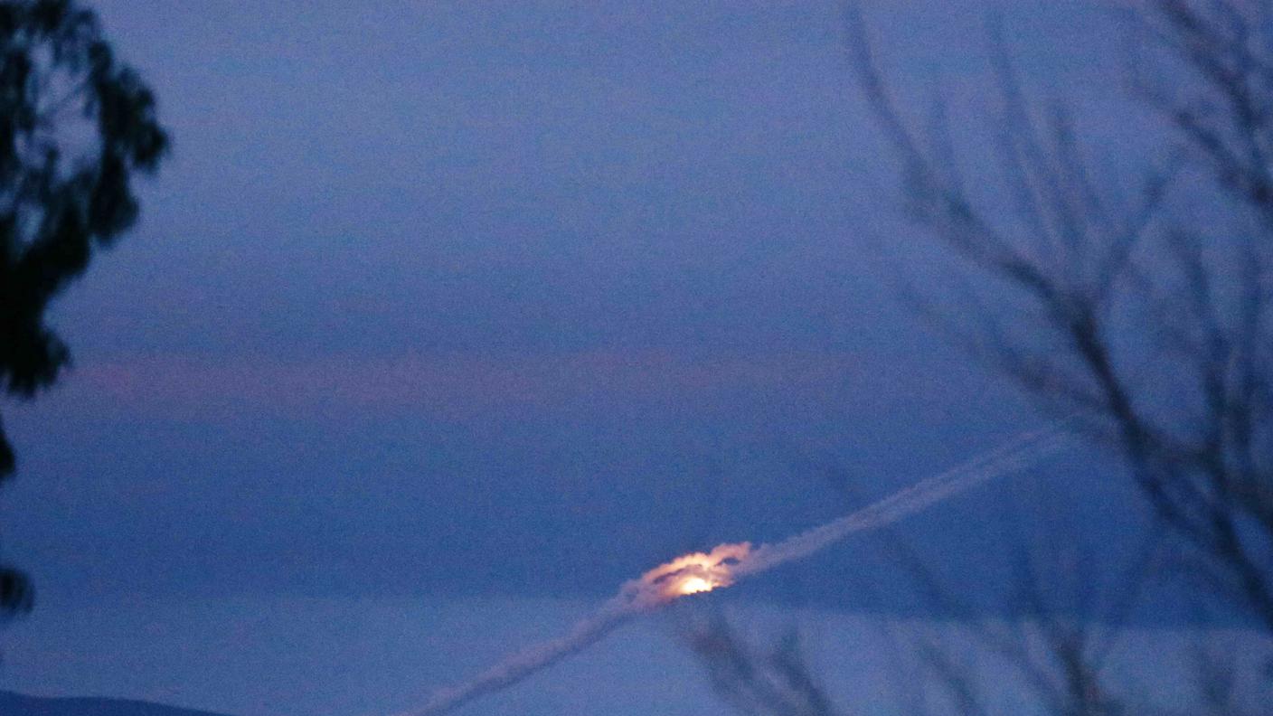 Un missile lanciato dai soldati di Damasco illumina il cielo della Ghuta lunedì notte