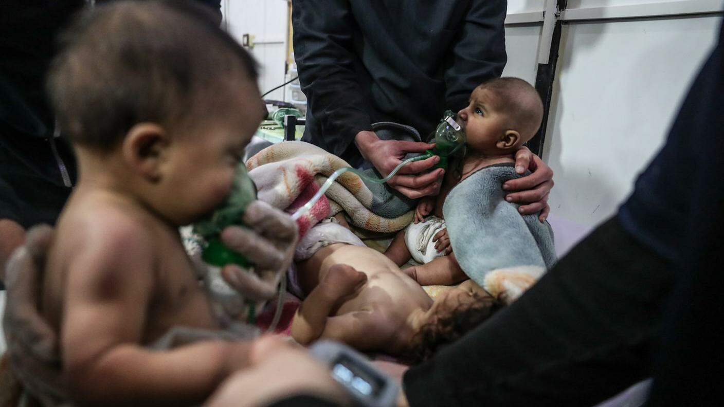 Bambini ricevono cure dopo un bombardamento sulla Ghuta orientale