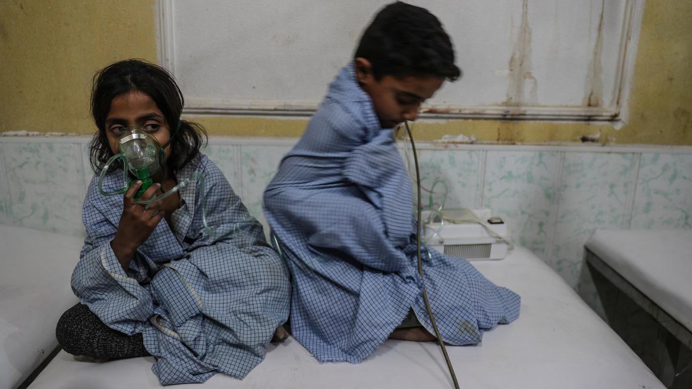 Due bambini ricevono le prime cure dopo un attacco con il gas contro il villaggio di Shifunieh 