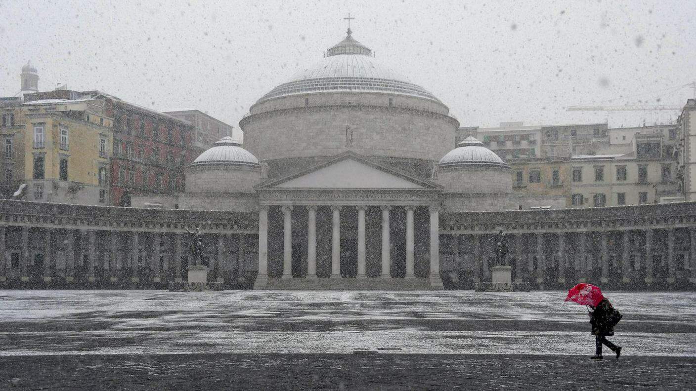Neve in piazza del Plebiscito, a Napoli