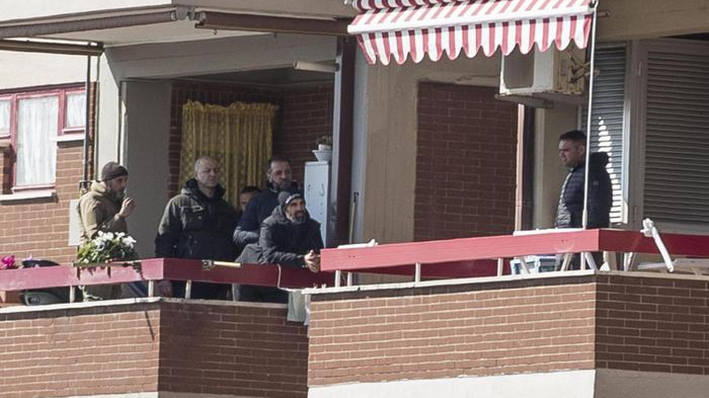 Un momento della trattativa tra le forze dell'ordine e il carabiniere, sul balcone a destra