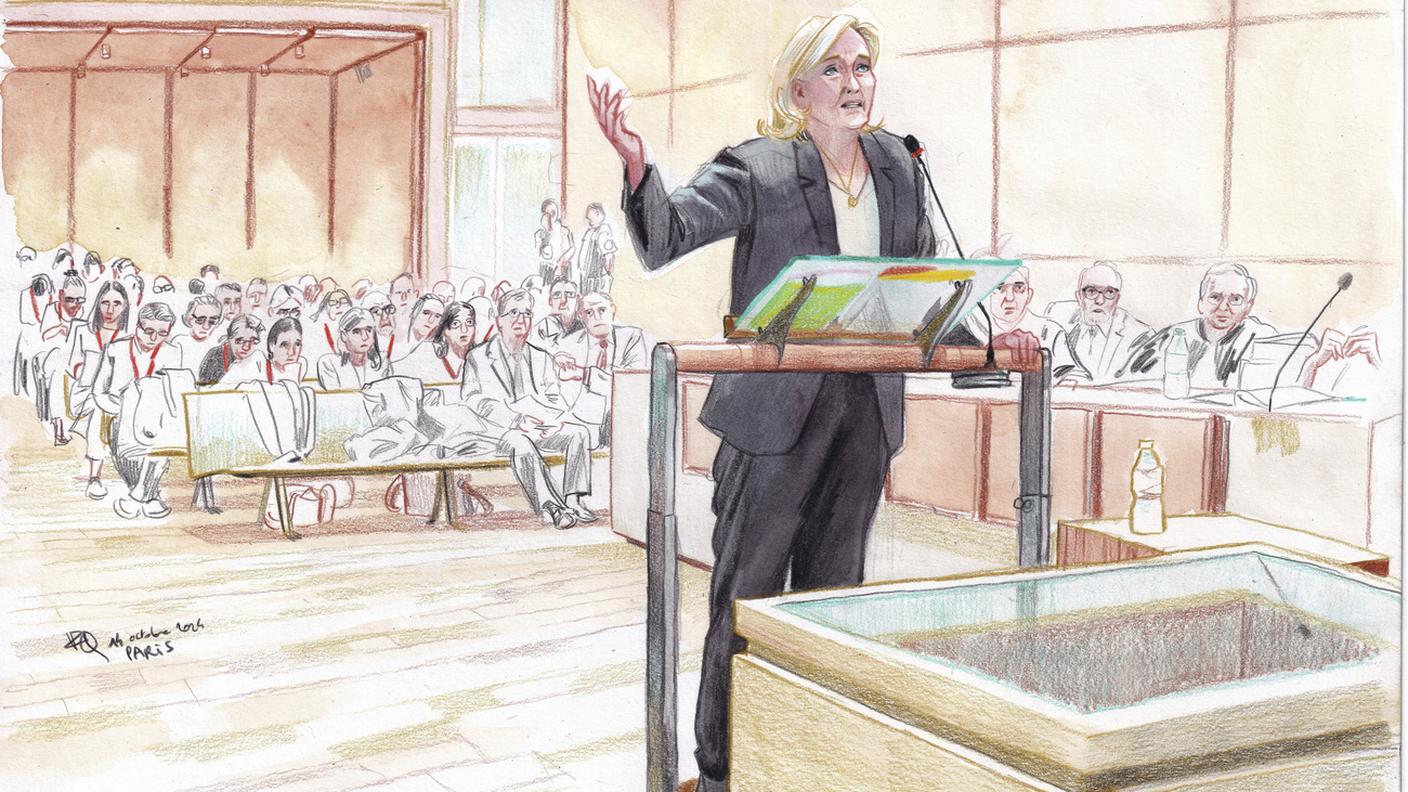 Un disegno mostra Marine Le Pen durante il processo a Parigi; è accusata di appropriazione indebita di fondi UE