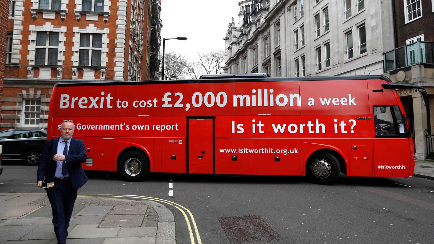 E mentre Londra e Bruxelles discutono un autobus anti-Brexit gira per Londra