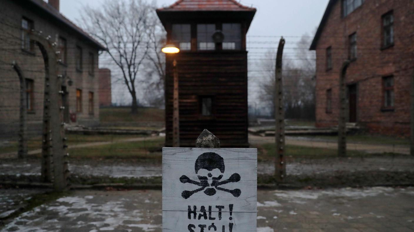 Cartello di pericolo in tedesco e polacco scritto dai nazisti a Oswiecim, Auschwitz per i germanofoni