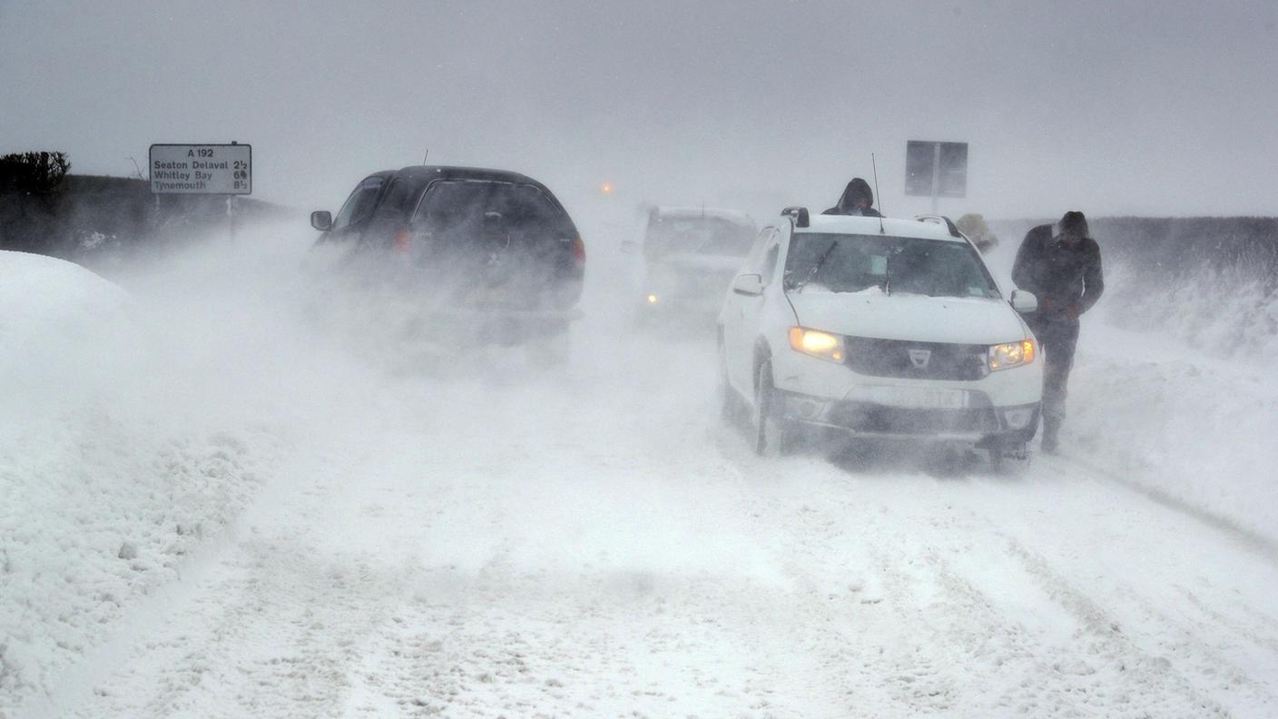 Neve e gelo stanno bloccando le strade