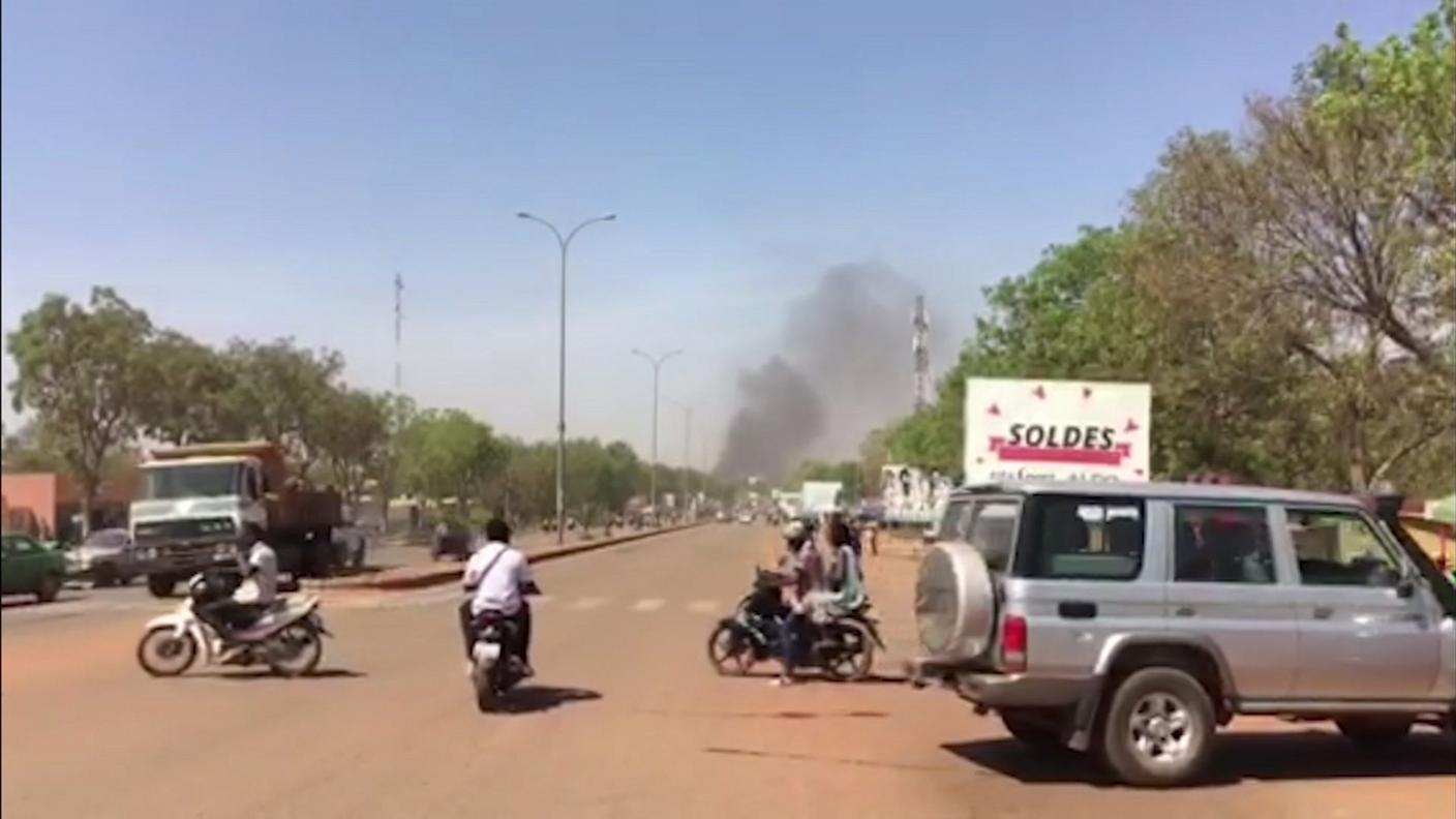 Una colonna di fumo si alza dal centro della capitale del Burkina Faso