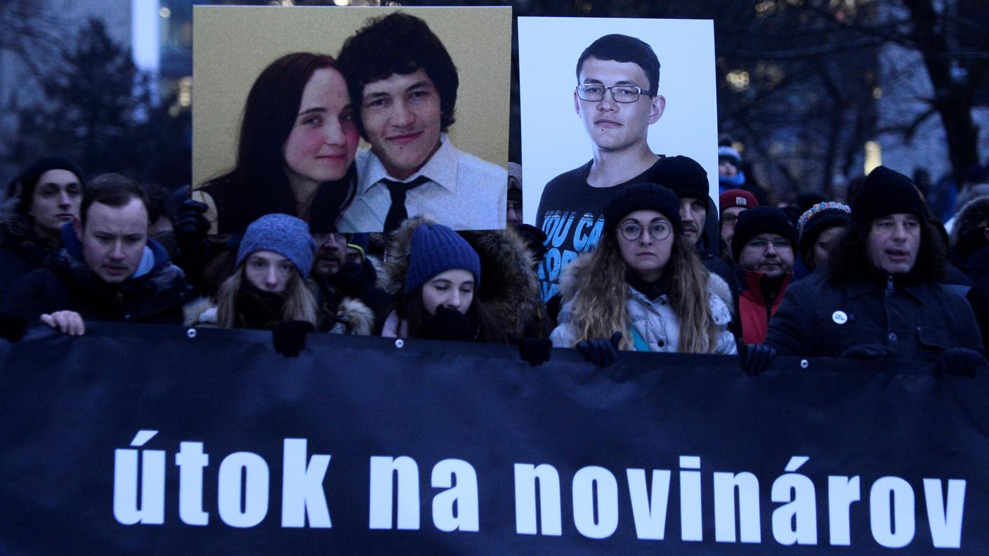 A migliaia hanno manifestato a Bratislava contro l'omicidio del giornalista e della sua ragazza