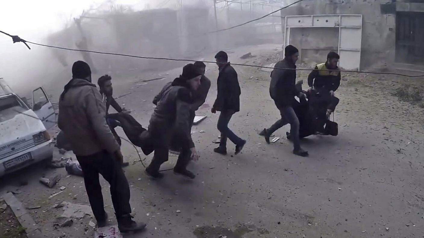 Vittime dei bombardamenti nella Ghuta orientale, vicino a Damasco