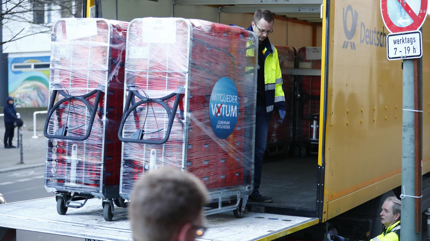 Il camion con a bordo le schede dei 463'723 aventi diritto è arrivato intorno alle 17