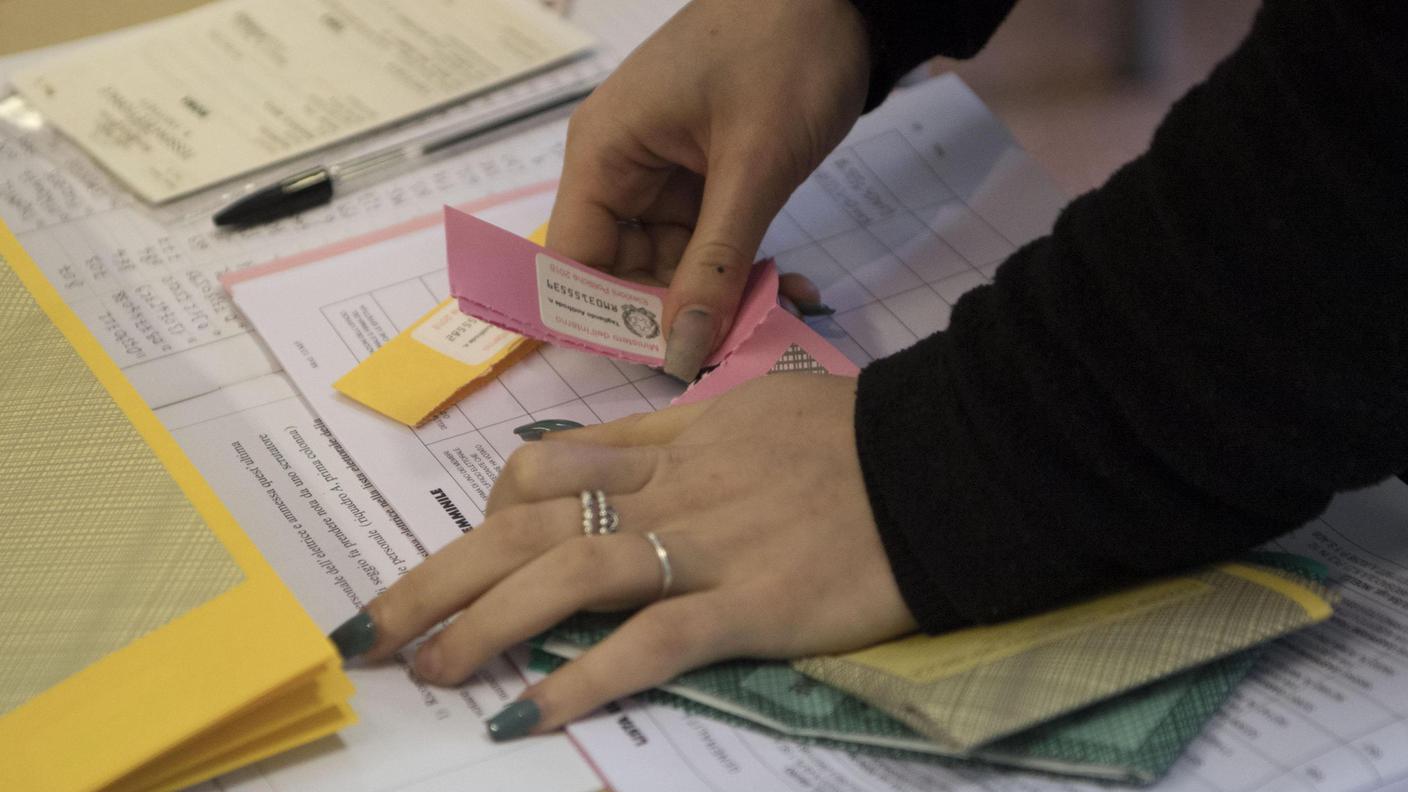 Il tagliando antifrode da strappare dopo l'operazione di voto