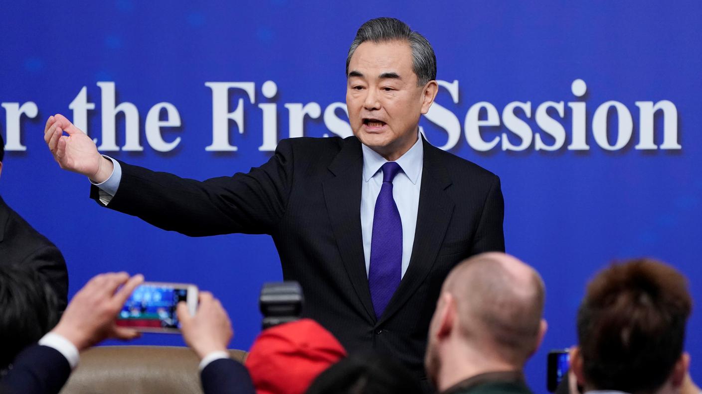 Il ministro degli esteri Wang Yi parla ai media
