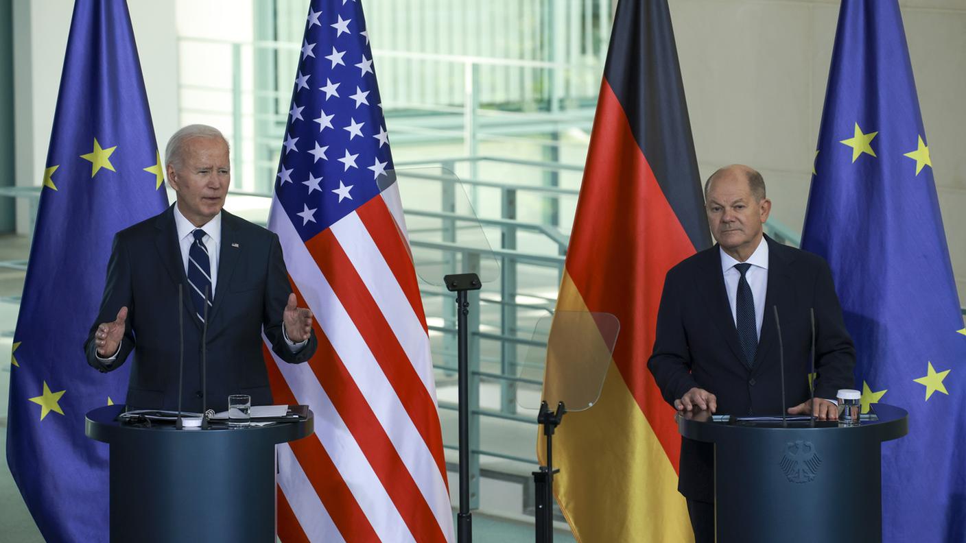 Joe Biden e Olaf Scholz in conferenza stampa venerdì a Berlino