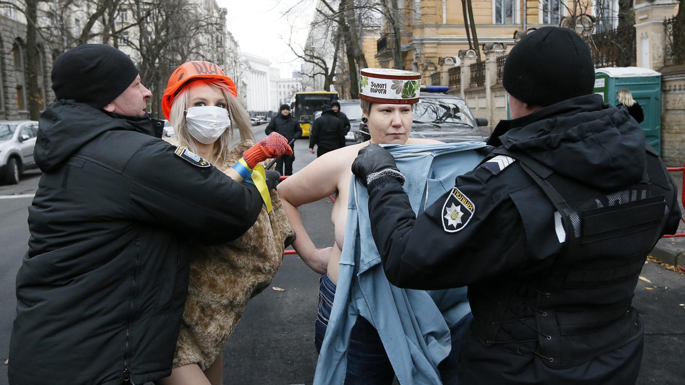 Due attiviste del movimento Femen in un'immagine scattata a Kiev l'anno scorso