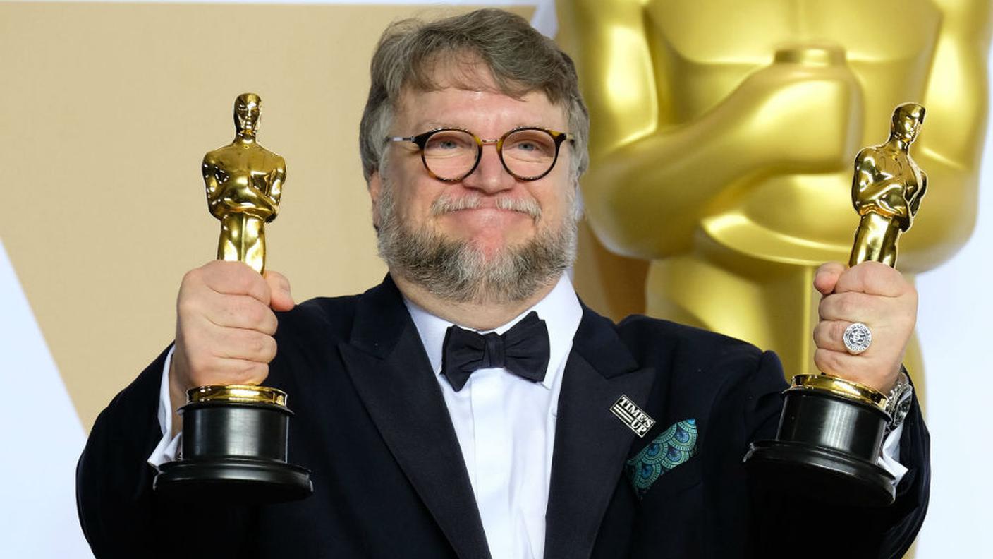 Guillermo del Toro con i due Oscar vinti per "La forma dell'acqua"