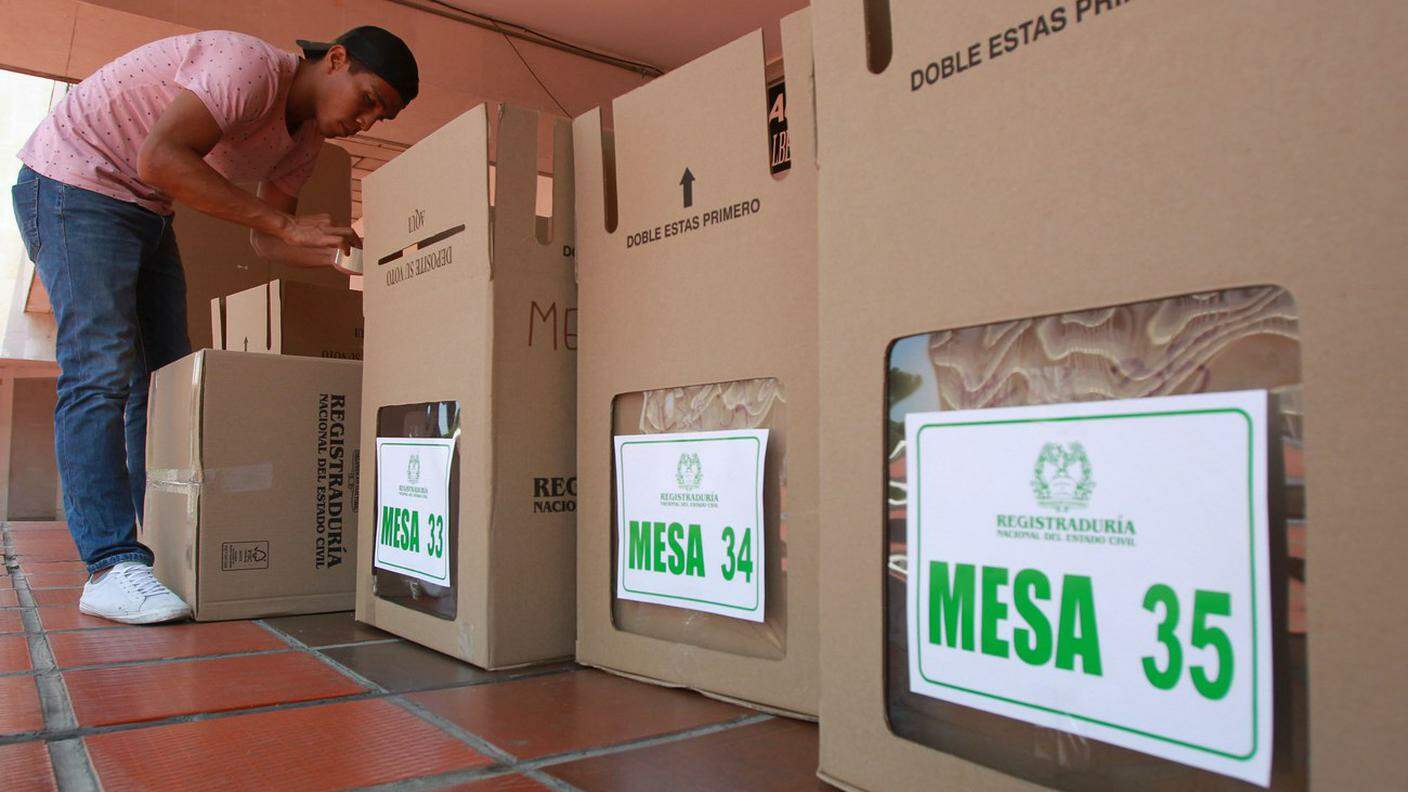 Preparazione delle urne elettorali a Cali