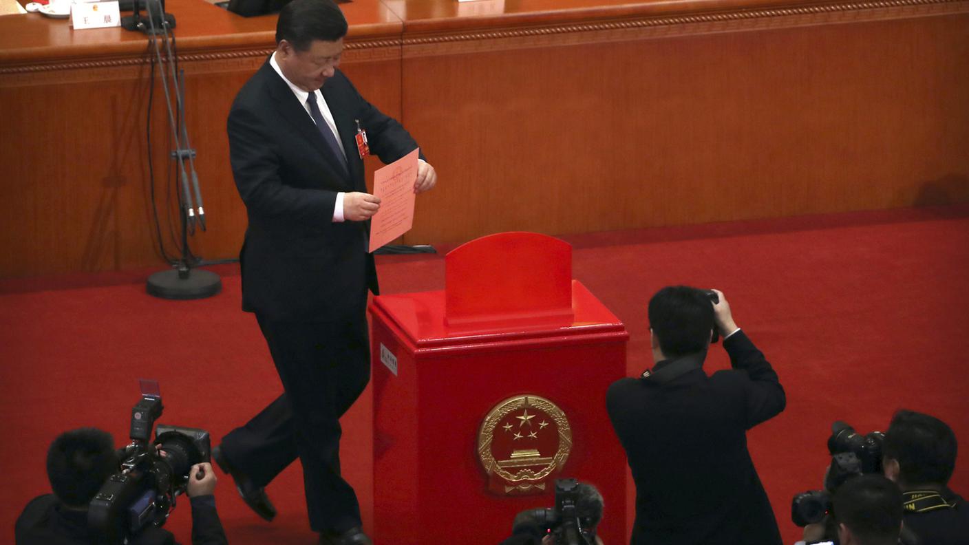 Xi Jinping mette il suo voto nell'urna