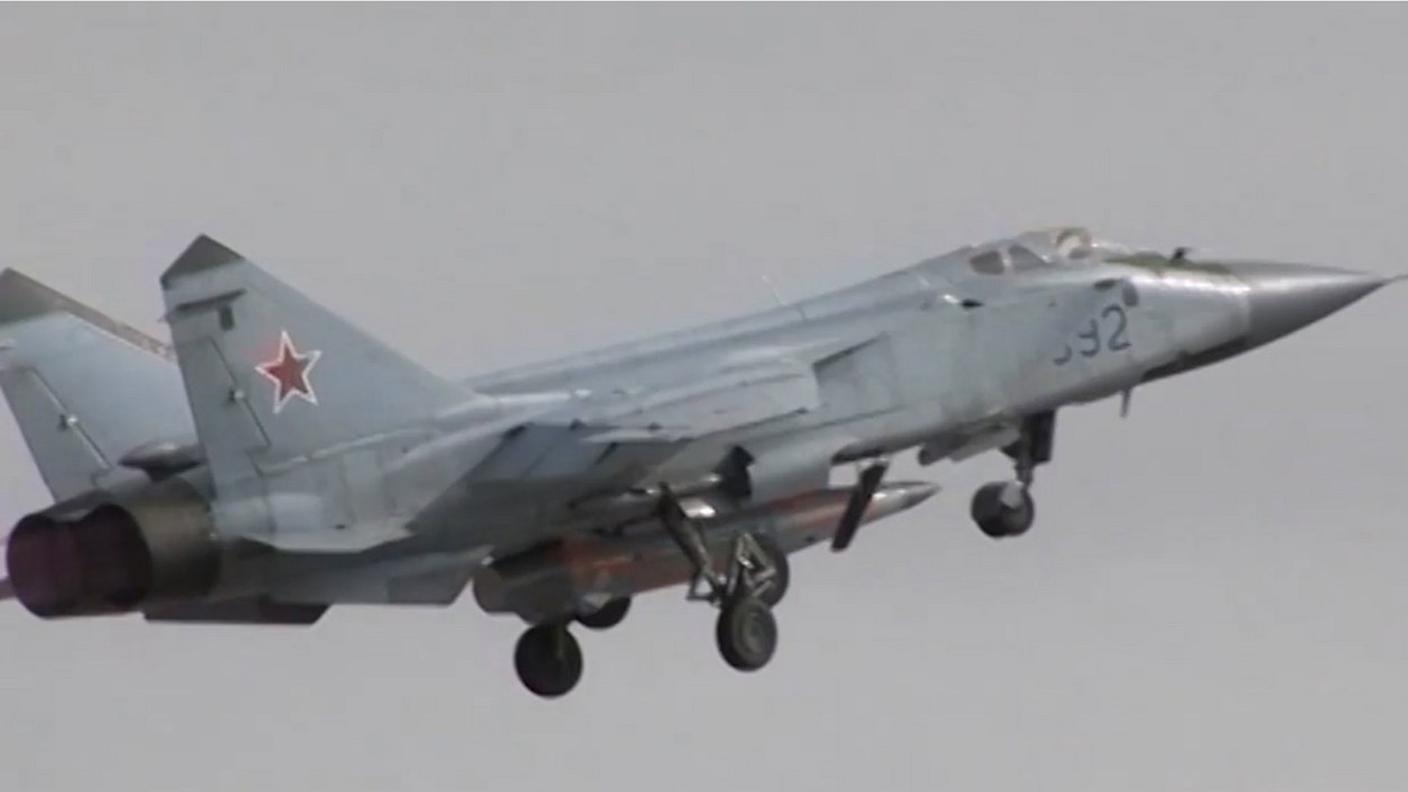 Il nuovo missile agganciato a un MiG-31