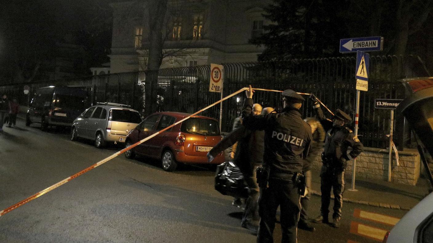 Agenti di fronte alla residenza di Vienna dell'ambasciatore iraniano