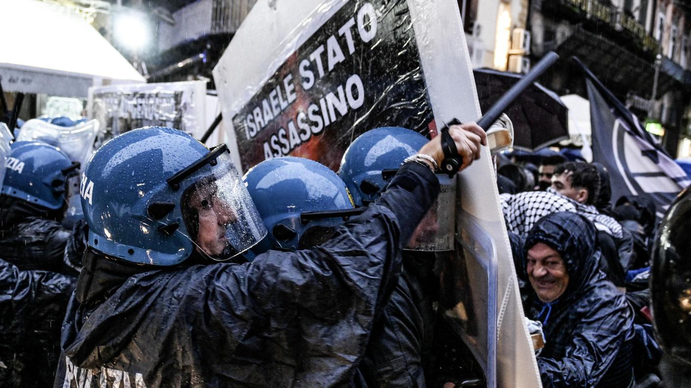 No war” e “stop genocide”, scontri con la polizia al G7 di Napoli - RSI