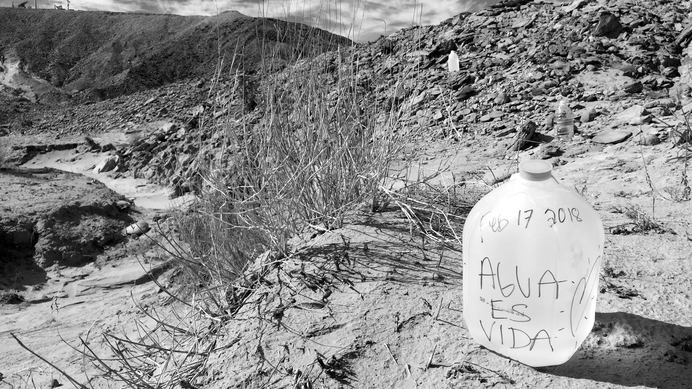 Agua es vida - Acqua è vita. Taniche lasciate nel deserto.