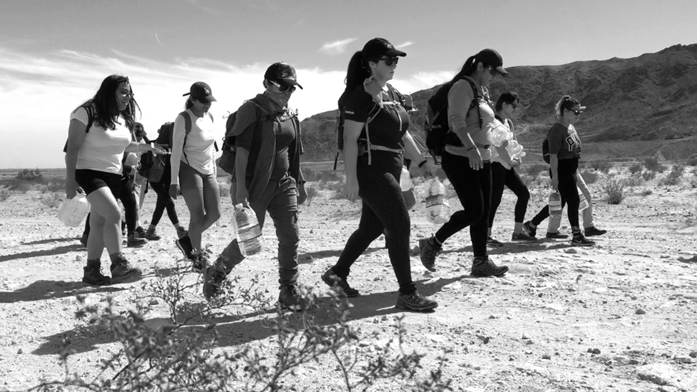 In cammino - Sono soprattutto donne le volontarie degli Angeli della Frontiera. Alcune di loro sono di origine messicana o latino-americana.