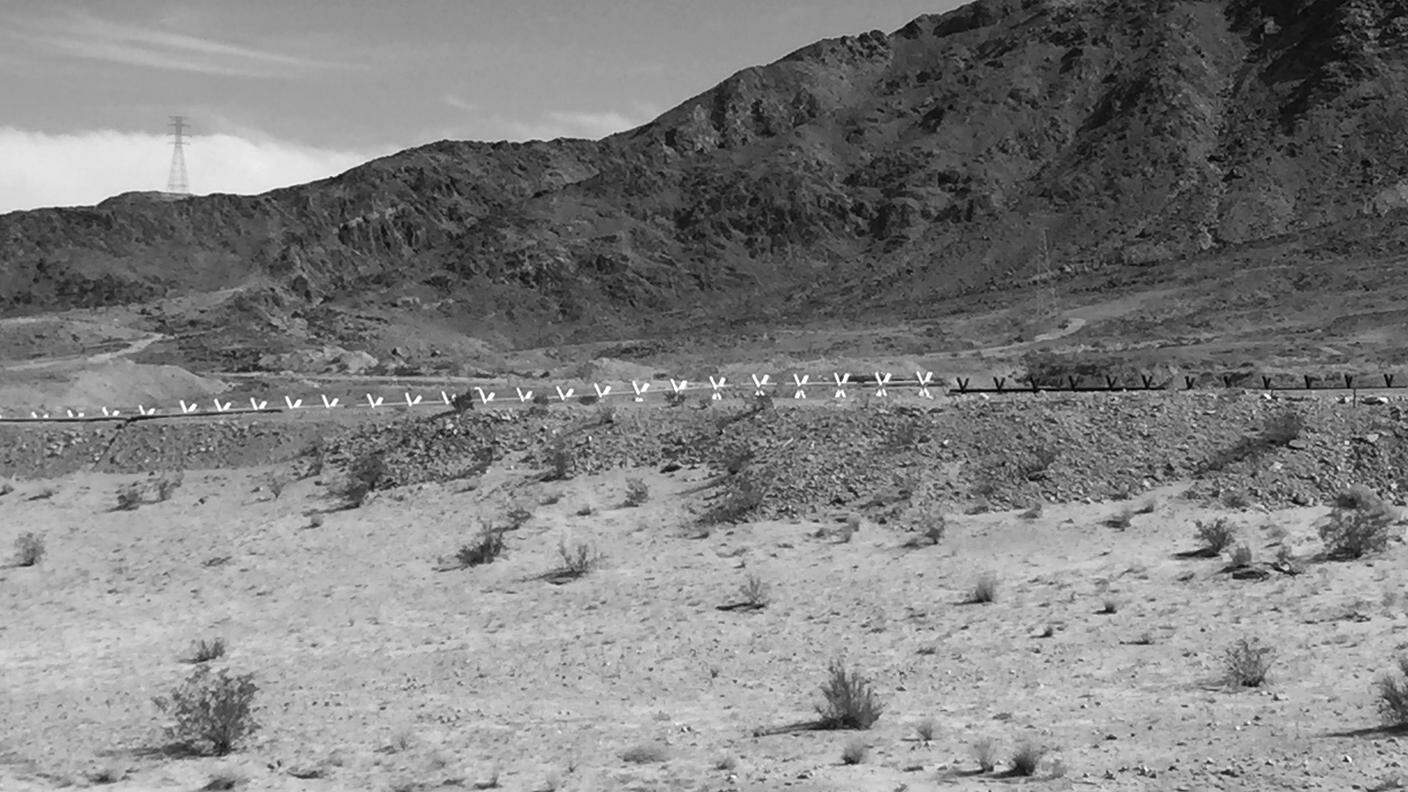 Cavalli di Frisia -Lungo il confine tra Stati Uniti e Messico in questa zona desertica non c’è il muro ma una barriera facilmente scavalcabile. 