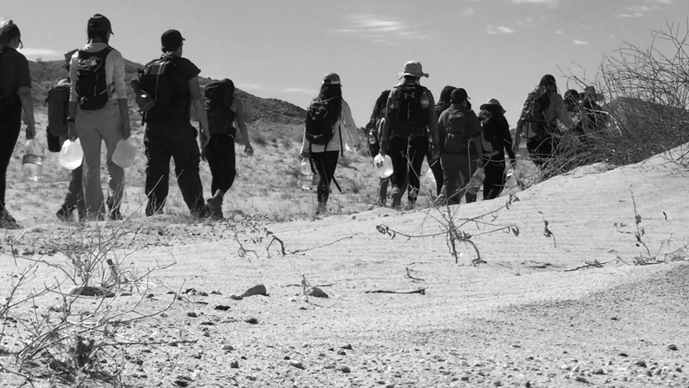 Sentiero sabbioso - I volontari indossano scarpe da trekking e hanno scorte di cibo acqua, in aggiunta a quella che portano. I migranti quasi mai. 