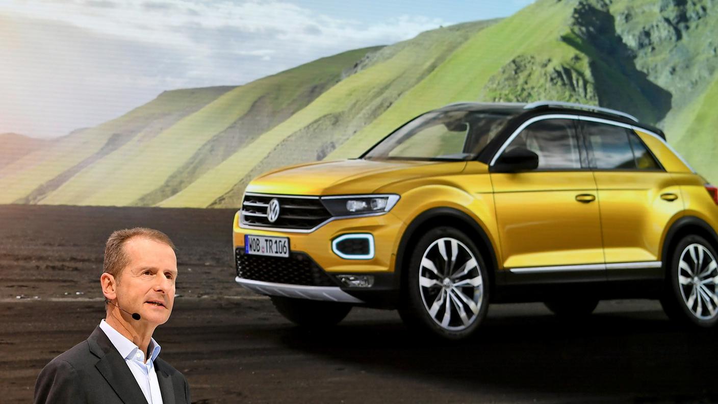 Herbert Diess parla dei motori a gasolio e sullo sfondo c'è un VW T-Roc, offerto pure diesel