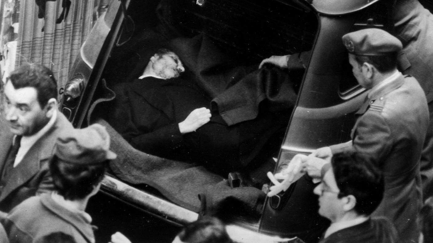 Le BR fanno ritrovare il cadavere di Moro il 9 maggio 1978, nel portabagagli di una Renault 4 rossa