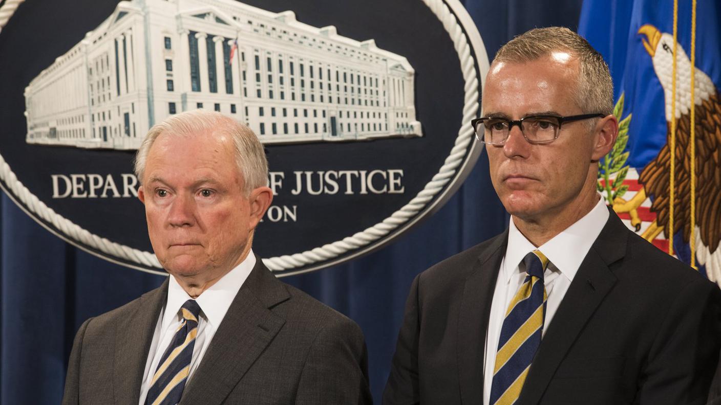 Andrew McCabe (a destra) quando era ancora in "sintonia" con Jeff Sessions.