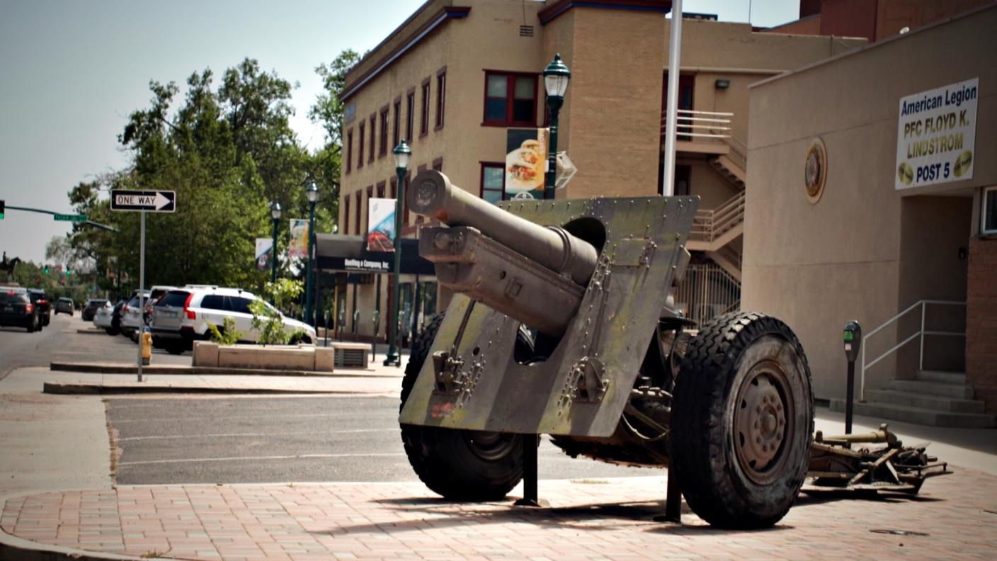 Una mitragliatrice davanti a un ritrovo di veterani a Colorado Springs