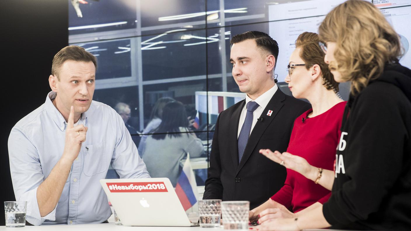 L’oppositore Navalny e la candidata Ksenia Sobchak durante un dibattito a Mosca  diffuso dal canale youtube “Navalny Live”