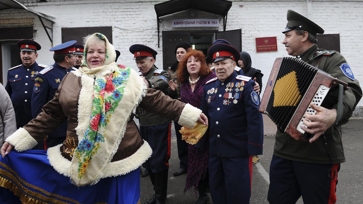 Membri della comunità cosacca festeggiano fuori dal seggio a Rostov-on-don