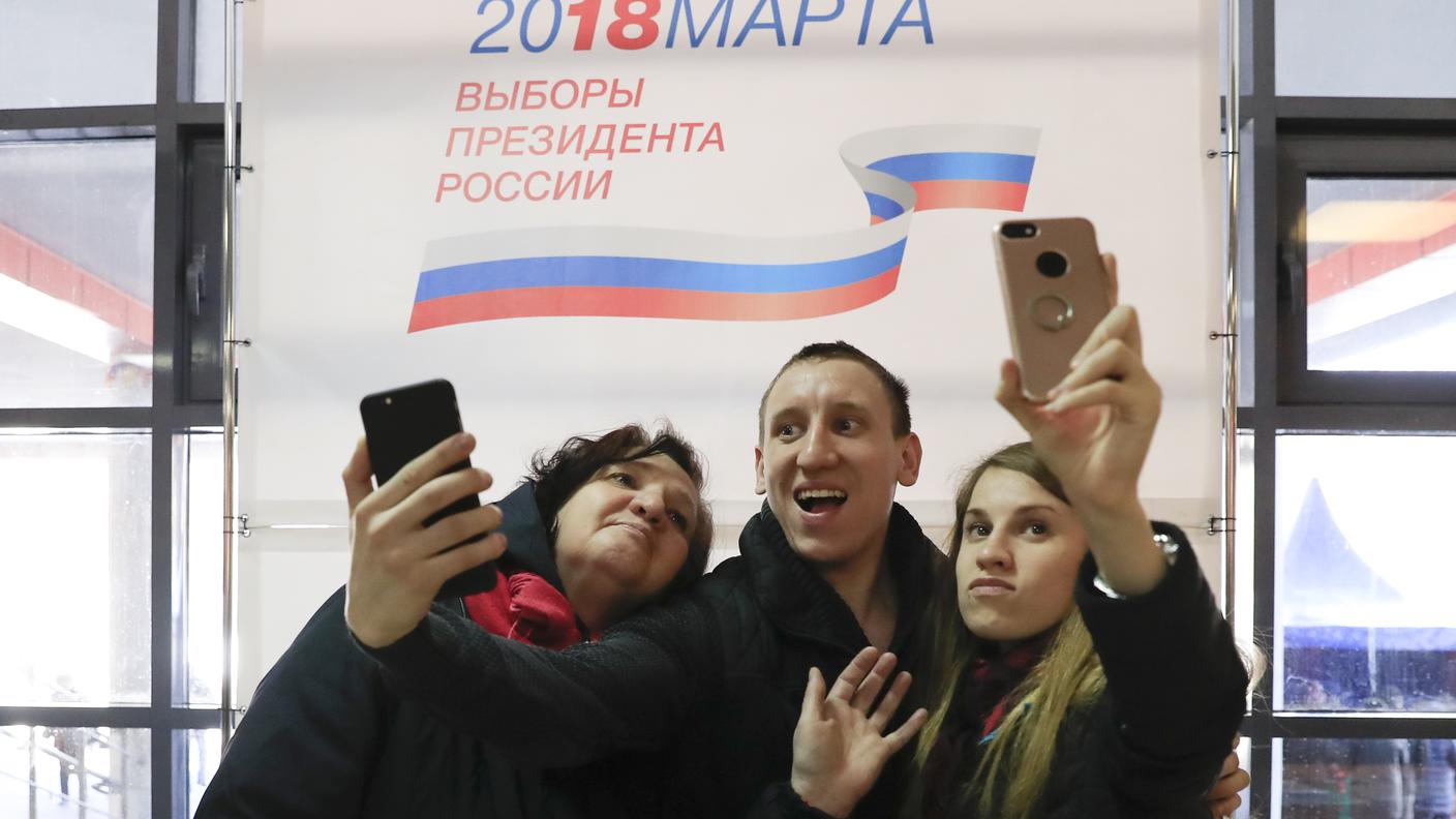 Un selfie davanti al seggio di Mosca