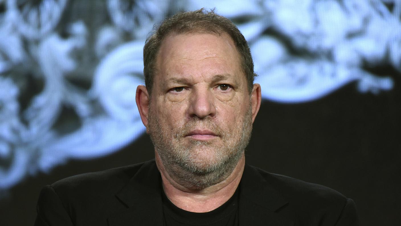 Il produttore cinematografico Harvey Weinstein è accusato di abusi sessuali da un centinaio di donne