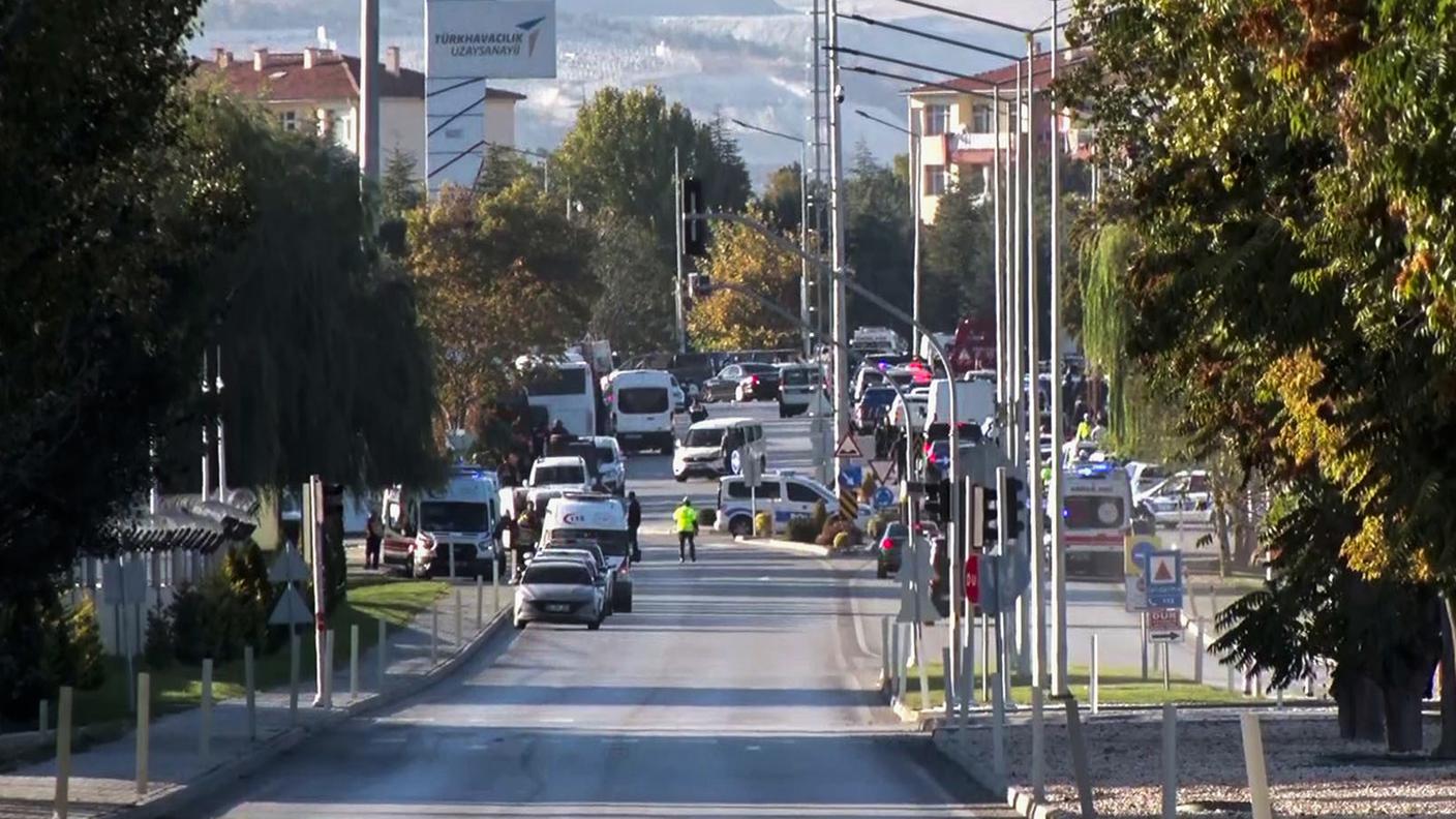 Polizia e mezzi di soccorso davanti all'entrata della società turca