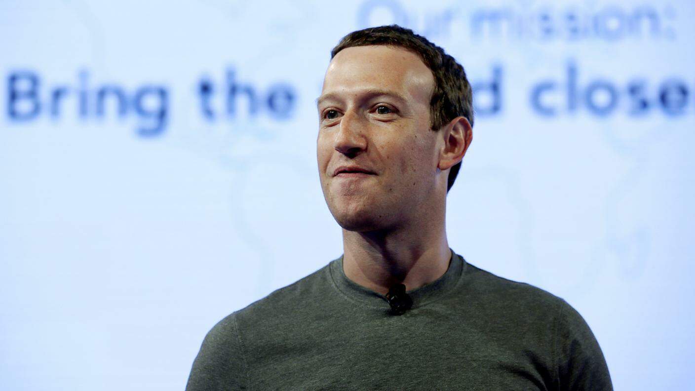 Il patron di Facebook, Mark Zuckerberg. Il titolo del social network, dopo lo scandalo, è crollato