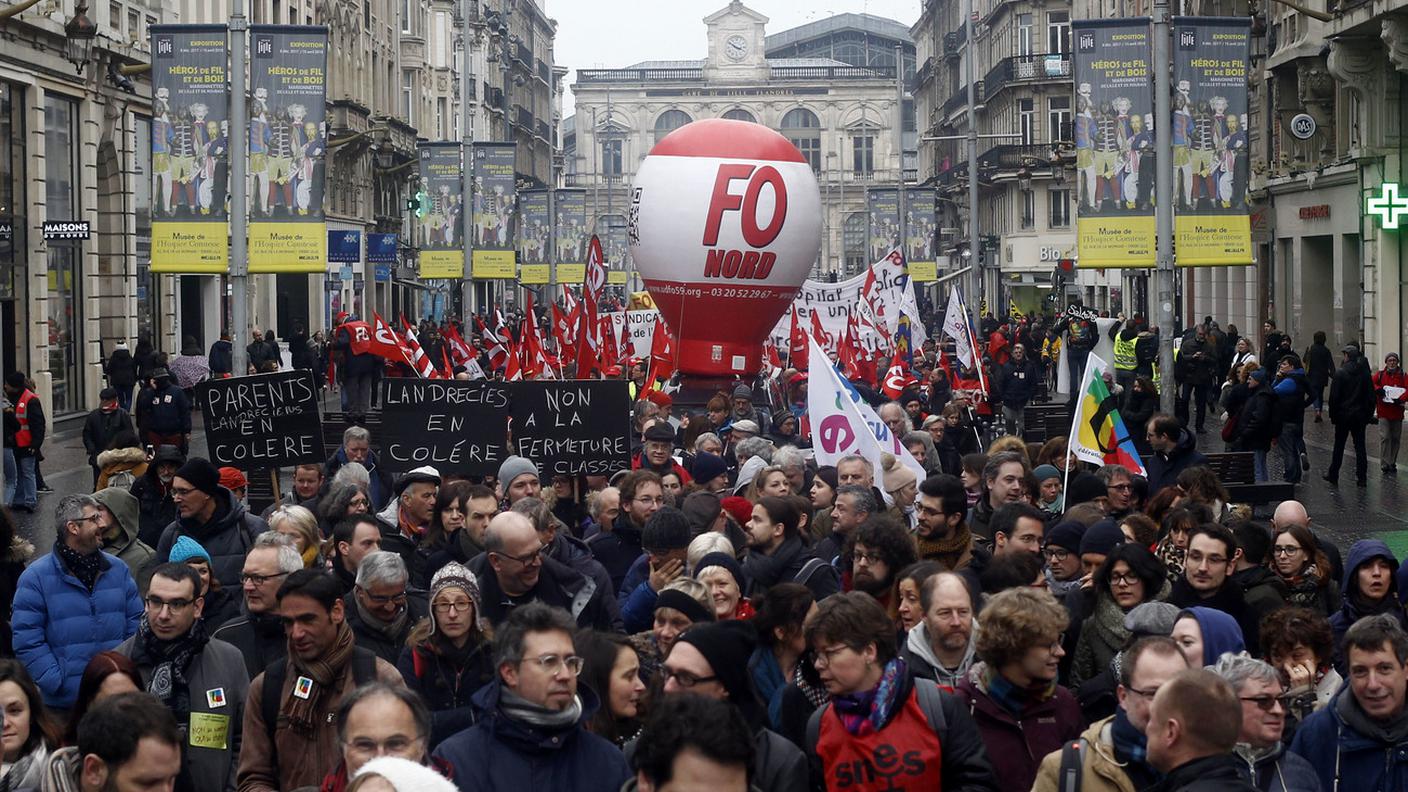 Dimostranti a Lille, nel nord della Francia