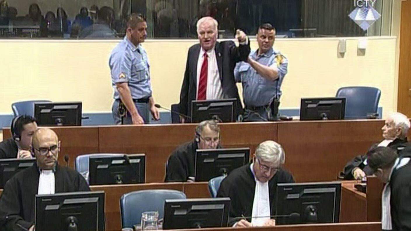 Il 75enne Mladic arrabbiato in aula durante il processo in prima istanza, durato cinque anni e conclusosi in novembre
