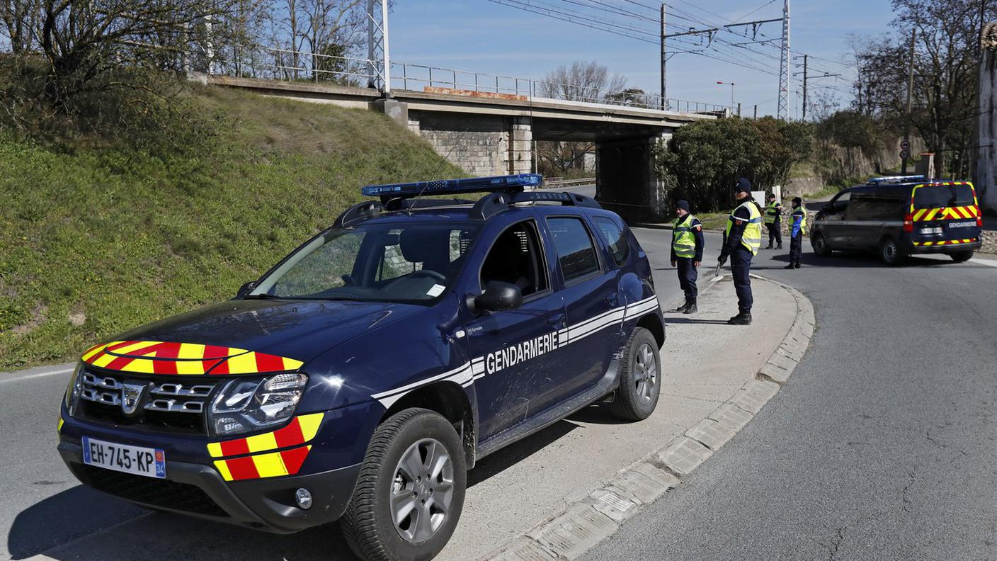 Forze di polizia schierate nei pressi del supermercato