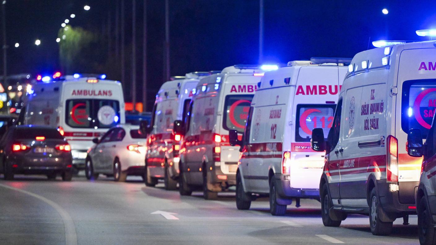 Le ambulanze accorse sul luogo della carneficina.jpg