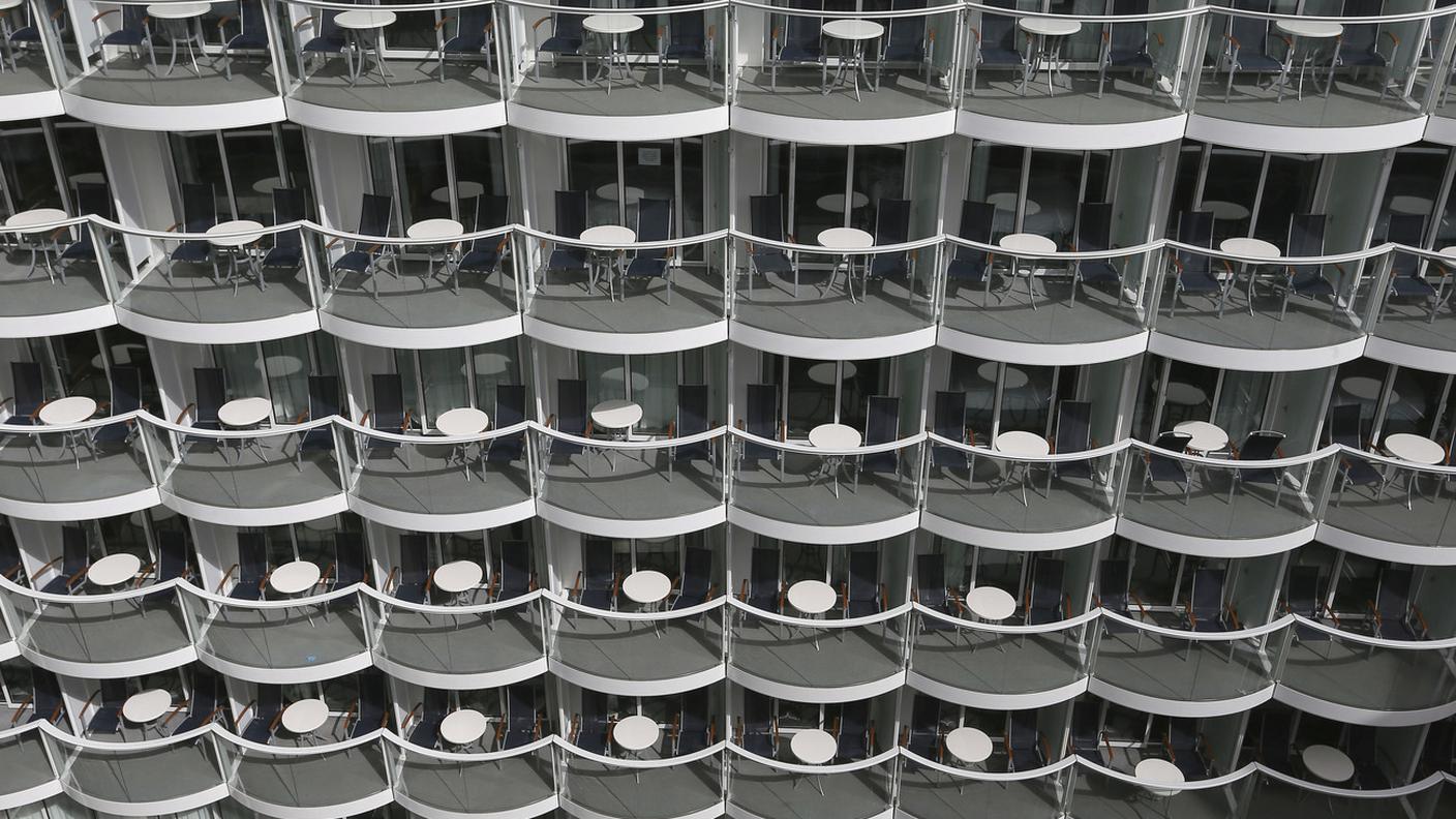 Piani e piani di balconcini sulla fiancata