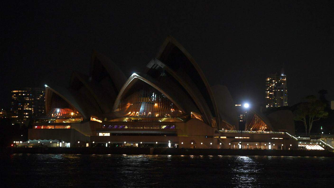 Il teatro dell'opera di Sydney in una foto del 2017 durante l'ora della Terra