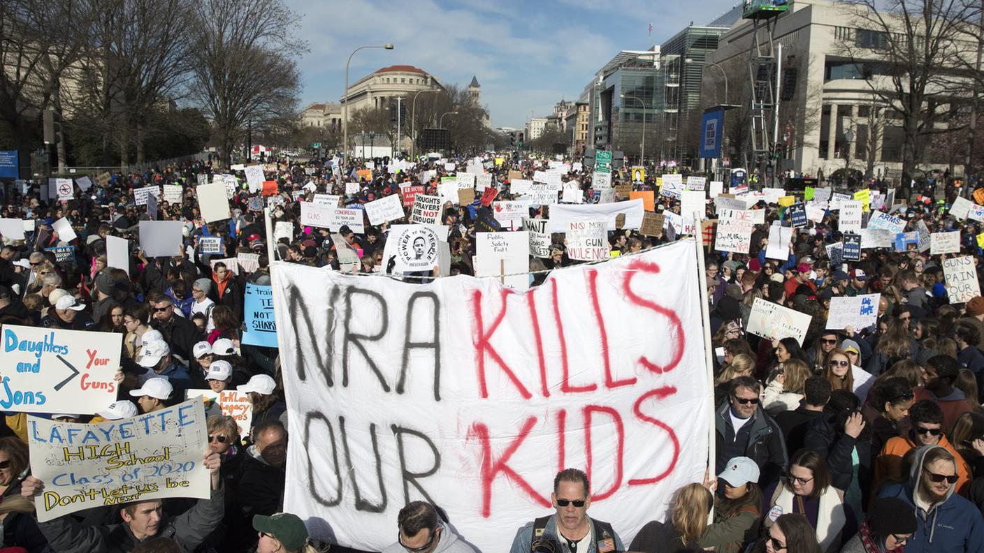 Migliaia di persone hanno manifestato sabato a Washington 