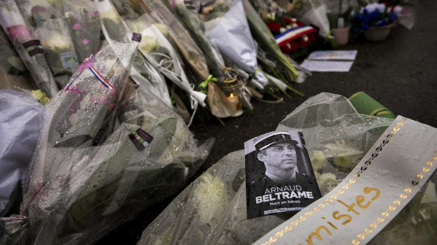 Omaggio ad Arnaud Beltrame, l'ufficiale di polizia morto da eroe