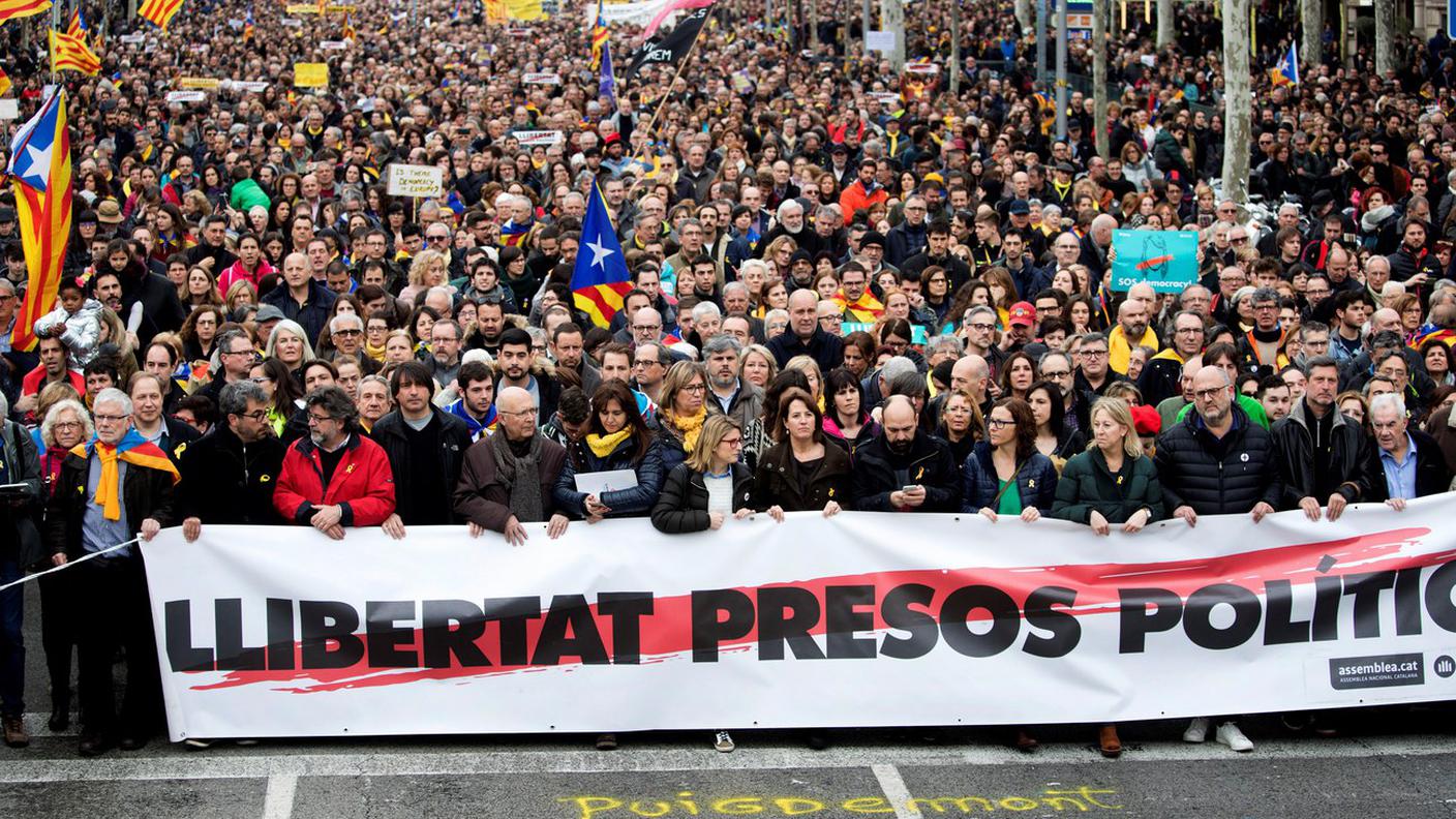 Migliaia di persone sono scese in strada domenica a Barcellona